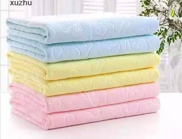 Plain towels.It is hypoallergenic, agreeable to touch, and is ideal for people with skin hyper sensibility. Generously sized 70x140cm bath towel for kids is extra absorbent.