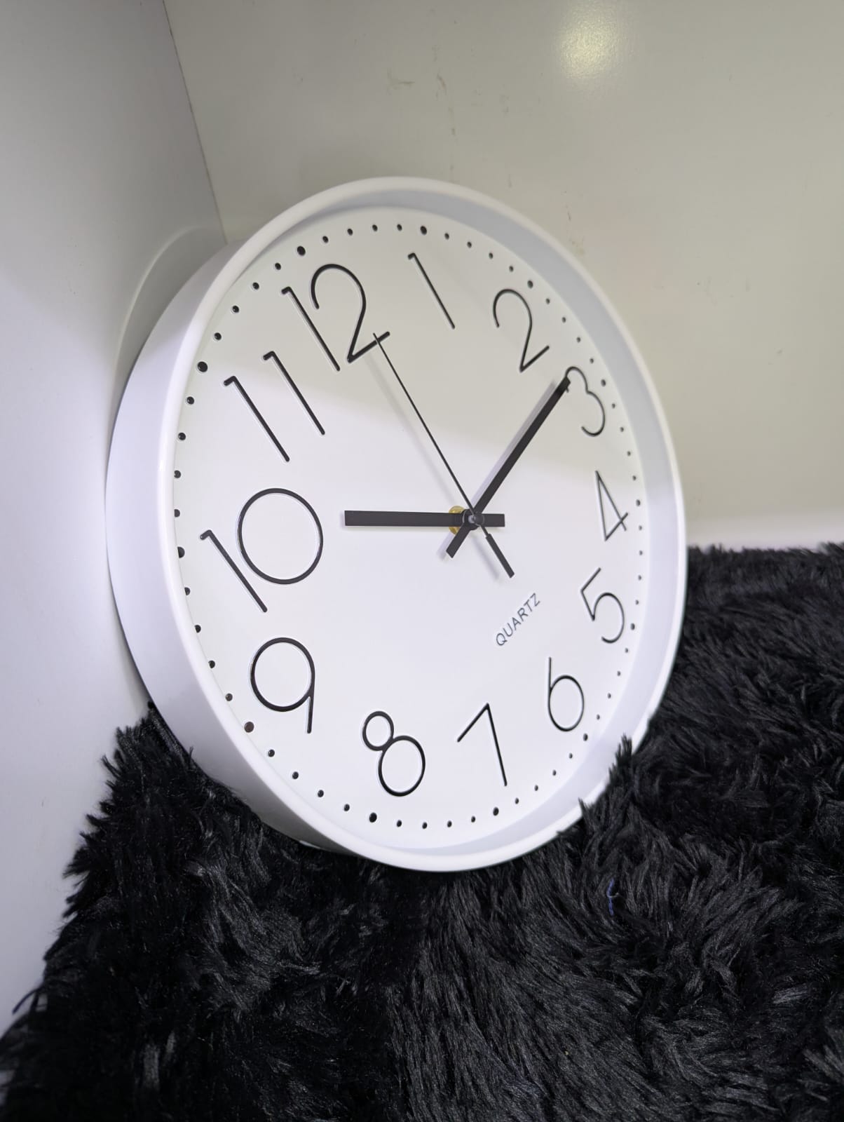 Sleek Quartz Wall Clock – Minimalist Modern Design with Silent Sweep Movement, Large Easy-to-Read Dial for Home, Office & Kitchen Décor