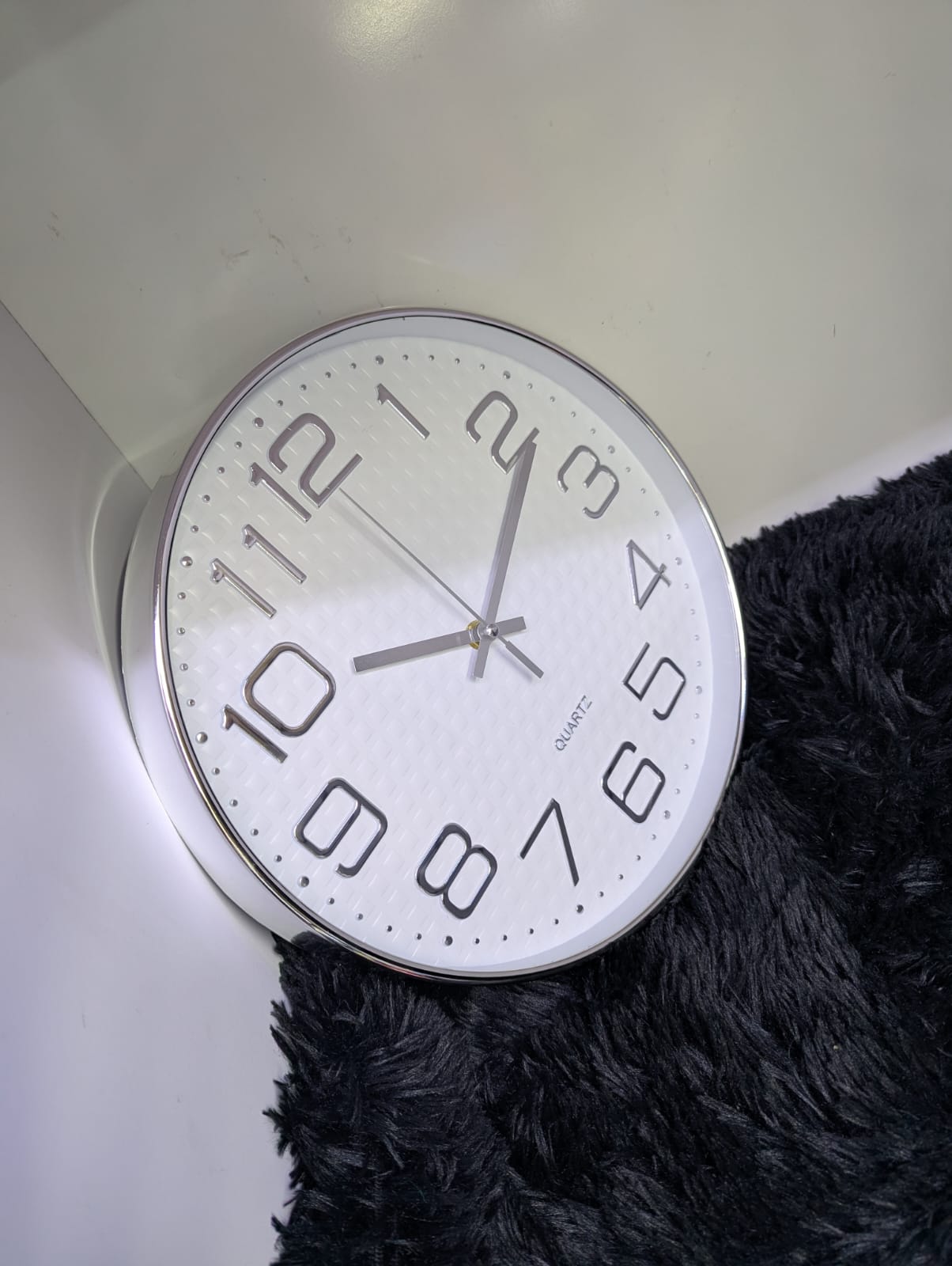 Sleek Quartz Wall Clock – Minimalist Modern Design with Silent Sweep Movement, Large Easy-to-Read Dial for Home, Office & Kitchen Décor