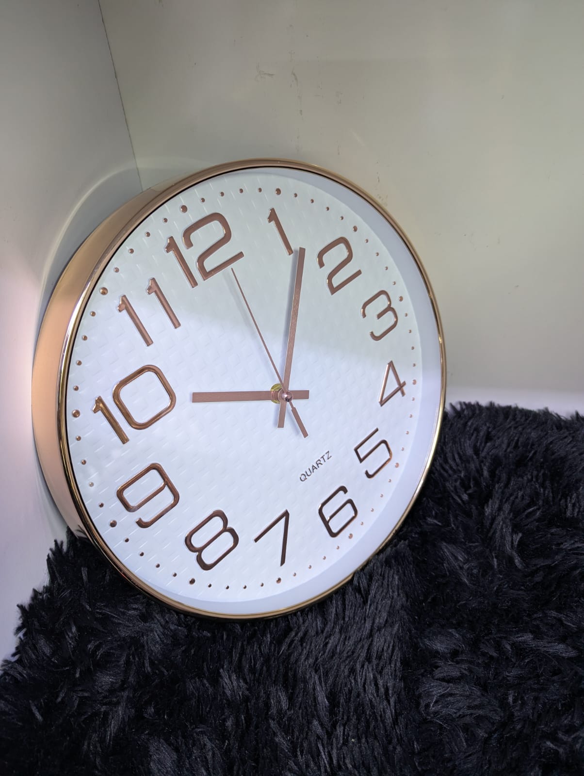 Sleek Quartz Wall Clock – Minimalist Modern Design with Silent Sweep Movement, Large Easy-to-Read Dial for Home, Office & Kitchen Décor