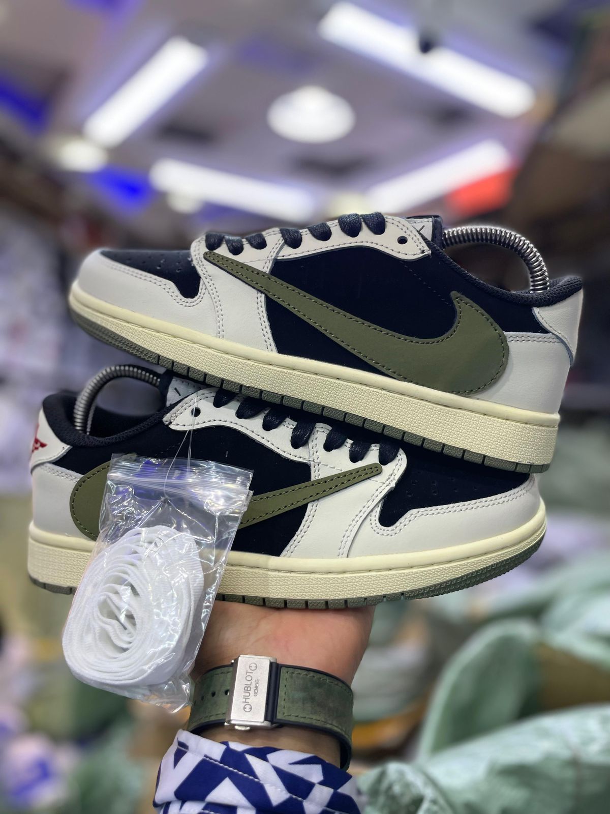 👟🔥 Premium Low-Top TRAVIS COT Street Sneakers – Clean Design, Everyday Comfort 🔥👟Upgrade your sneaker game with these stylish low-top sneakers designed for comfort, durability, and modern street