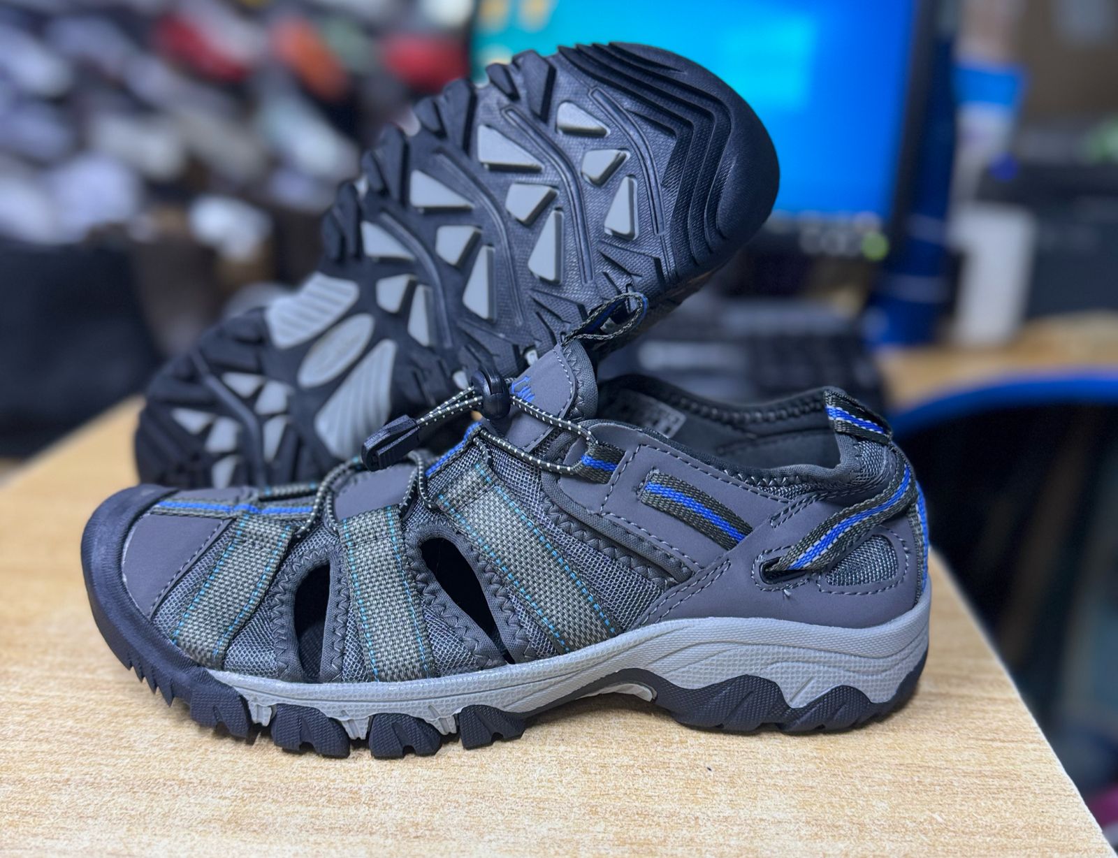 👟 Men’s Casual Outdoor Sandals – Comfort Meets Style 👟Step out in confidence with these stylish and comfortable men’s sandals perfect for everyday wear and outdoor activities.