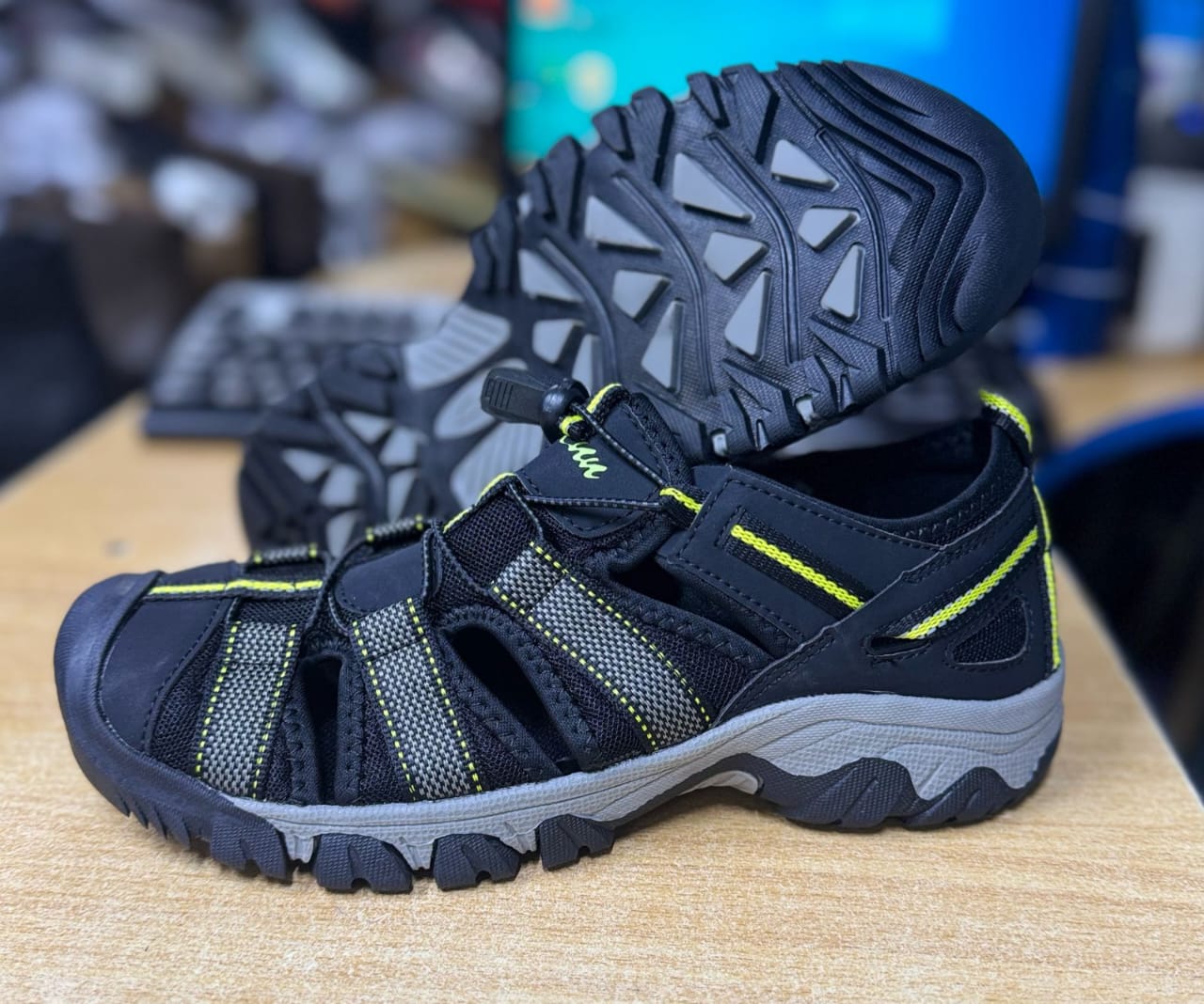 👟 Men’s Casual Outdoor Sandals – Comfort Meets Style 👟Step out in confidence with these stylish and comfortable men’s sandals perfect for everyday wear and outdoor activities.