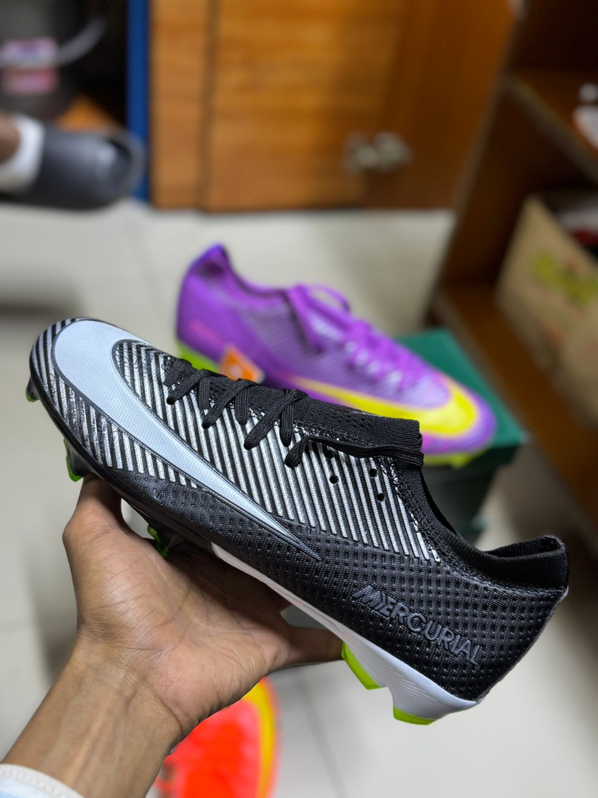 ⚽ Mercurial Football Boots – Speed & Precision ⚽ Unleash your speed on the pitch with the Mercurial Football Boots, built for players who rely on quick movements, sharp turns, and powerful strikes