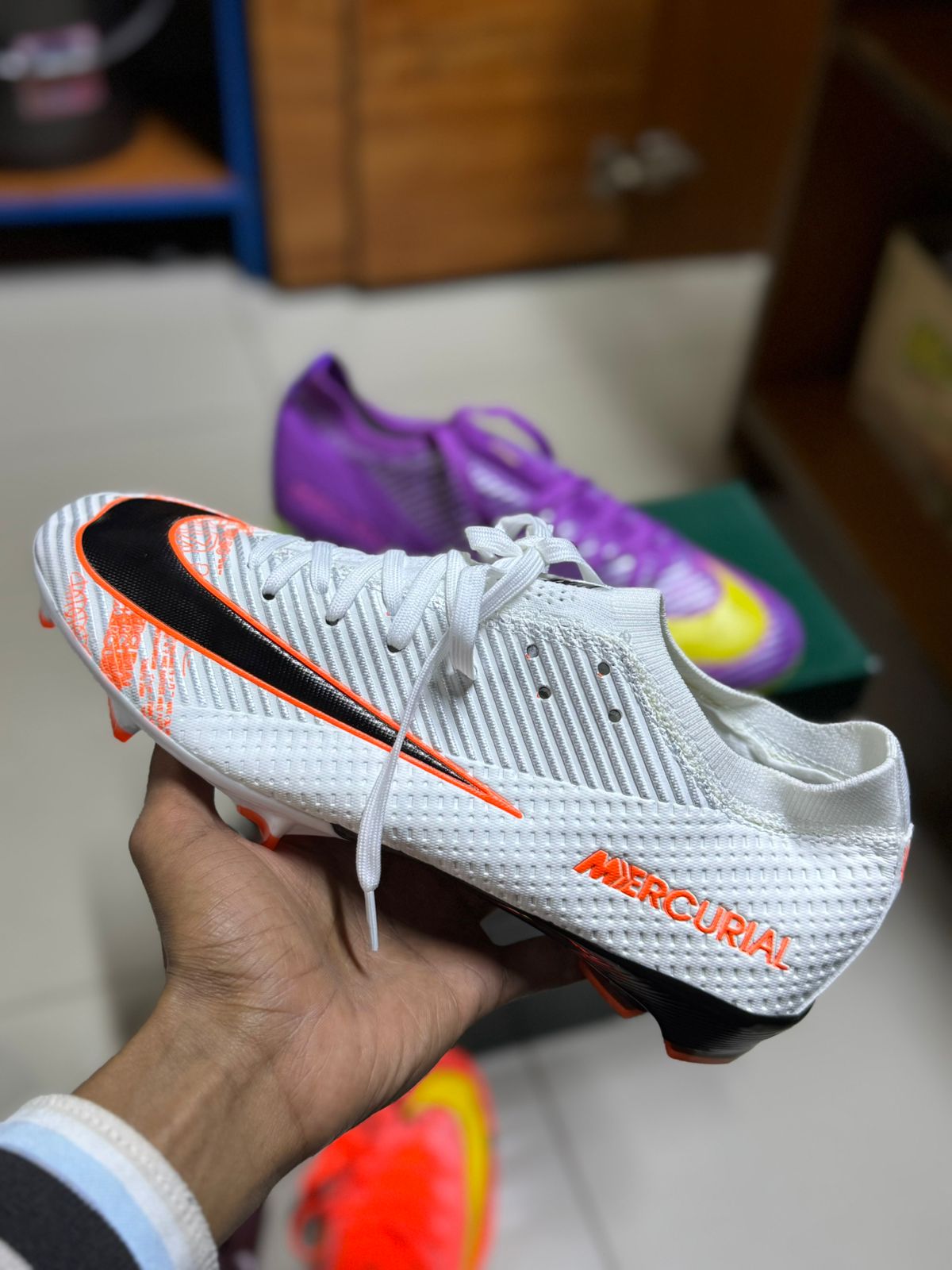 ⚽ Mercurial Football Boots – Speed & Precision ⚽ Unleash your speed on the pitch with the Mercurial Football Boots, built for players who rely on quick movements, sharp turns, and powerful strikes
