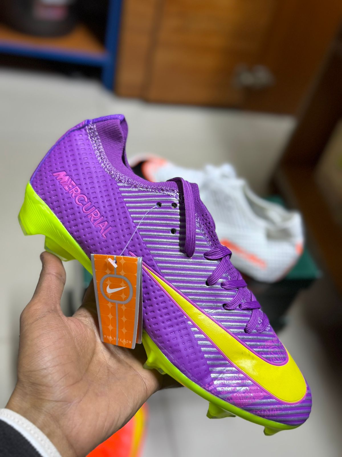 ⚽ Mercurial Football Boots – Speed & Precision ⚽ Unleash your speed on the pitch with the Mercurial Football Boots, built for players who rely on quick movements, sharp turns, and powerful strikes