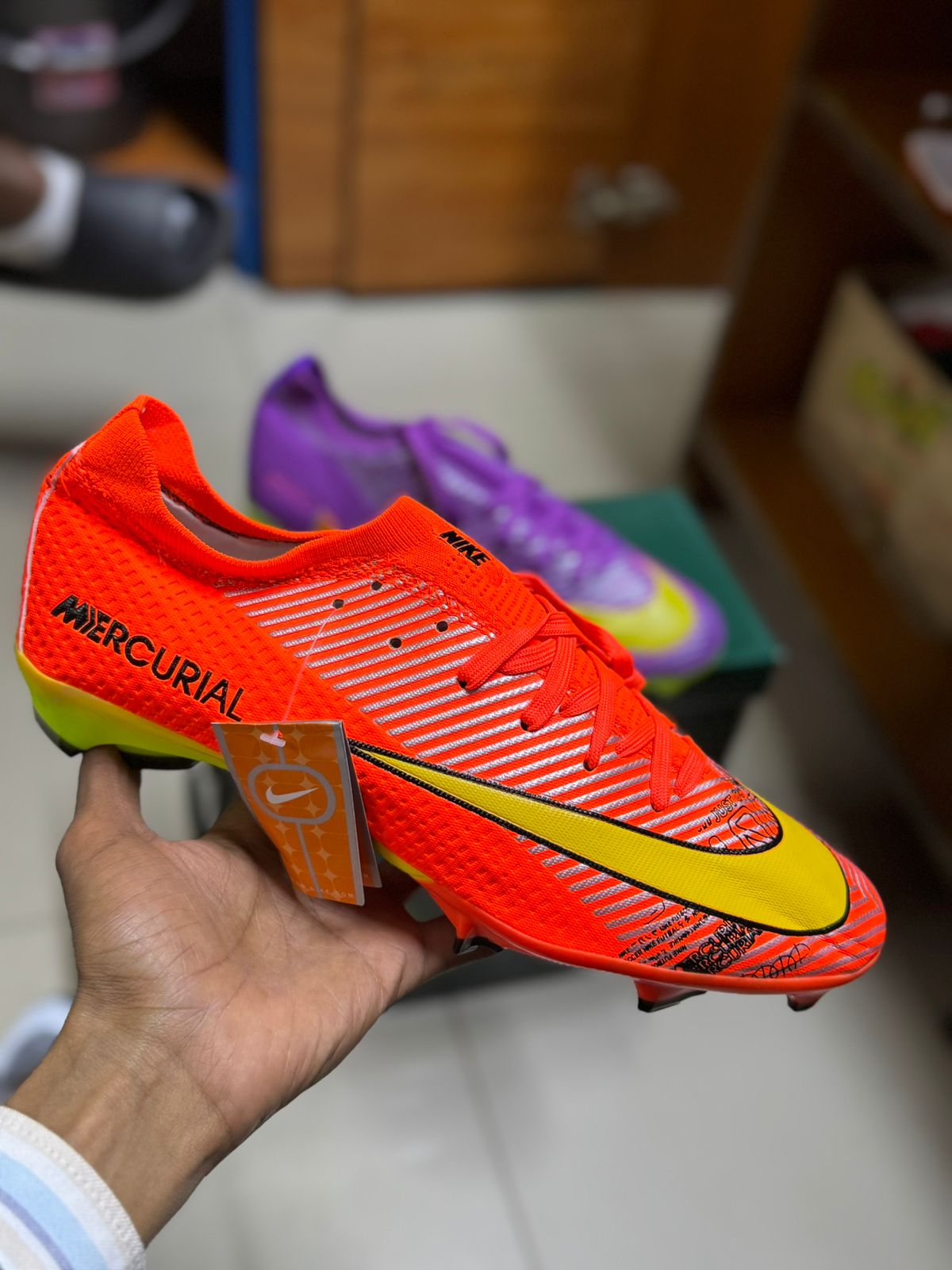 ⚽ Mercurial Football Boots – Speed & Precision ⚽ Unleash your speed on the pitch with the Mercurial Football Boots, built for players who rely on quick movements, sharp turns, and powerful strikes