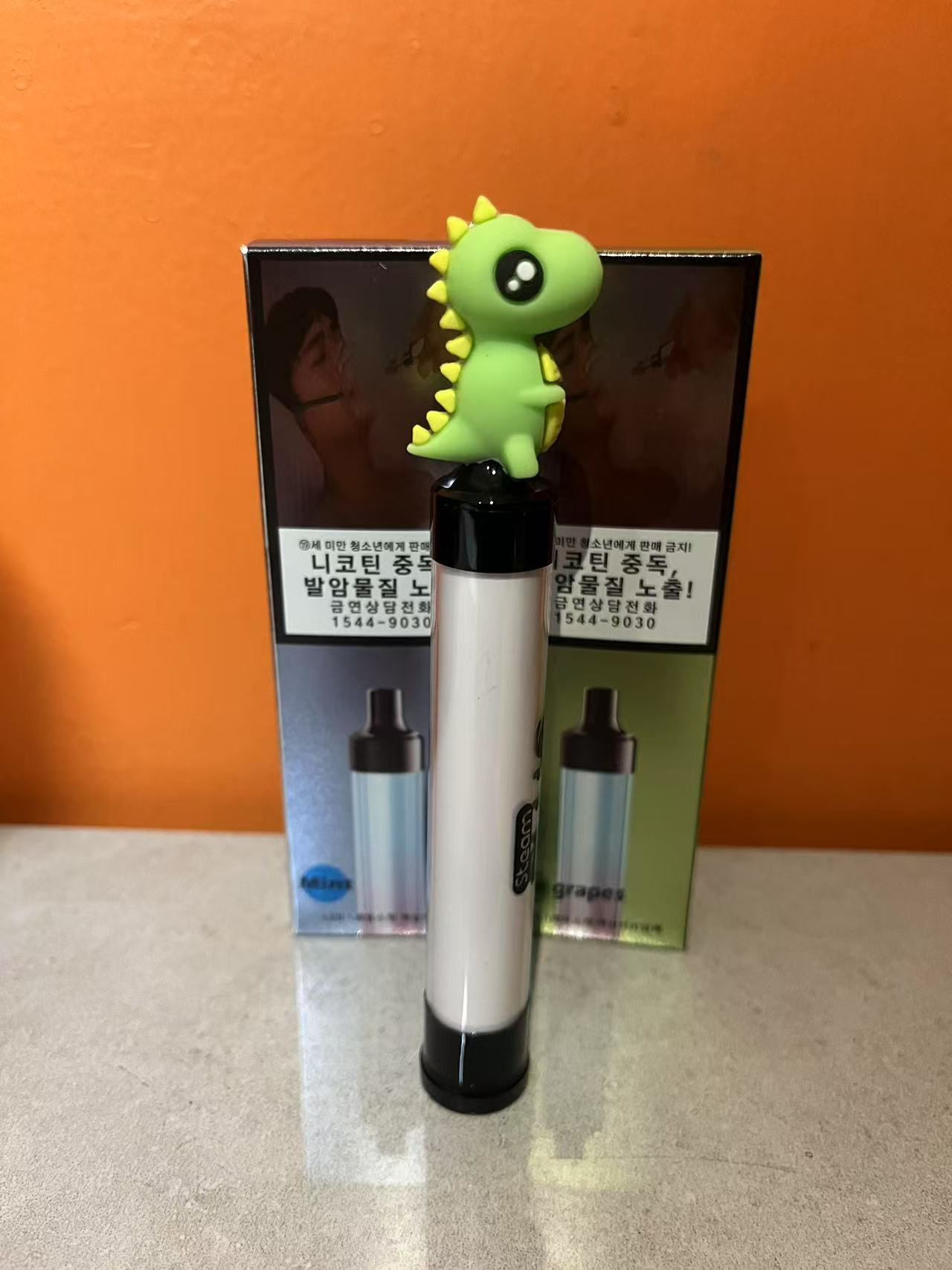Korea Fashion Shining VAPE Electronic Cigarette Vape Pen Shape Vape E-Cigarette 1500 Puff Disposable -1500 puffs Good Price and Good Quality Korea Fashion Shining Vape Random Seprise Good Flavors