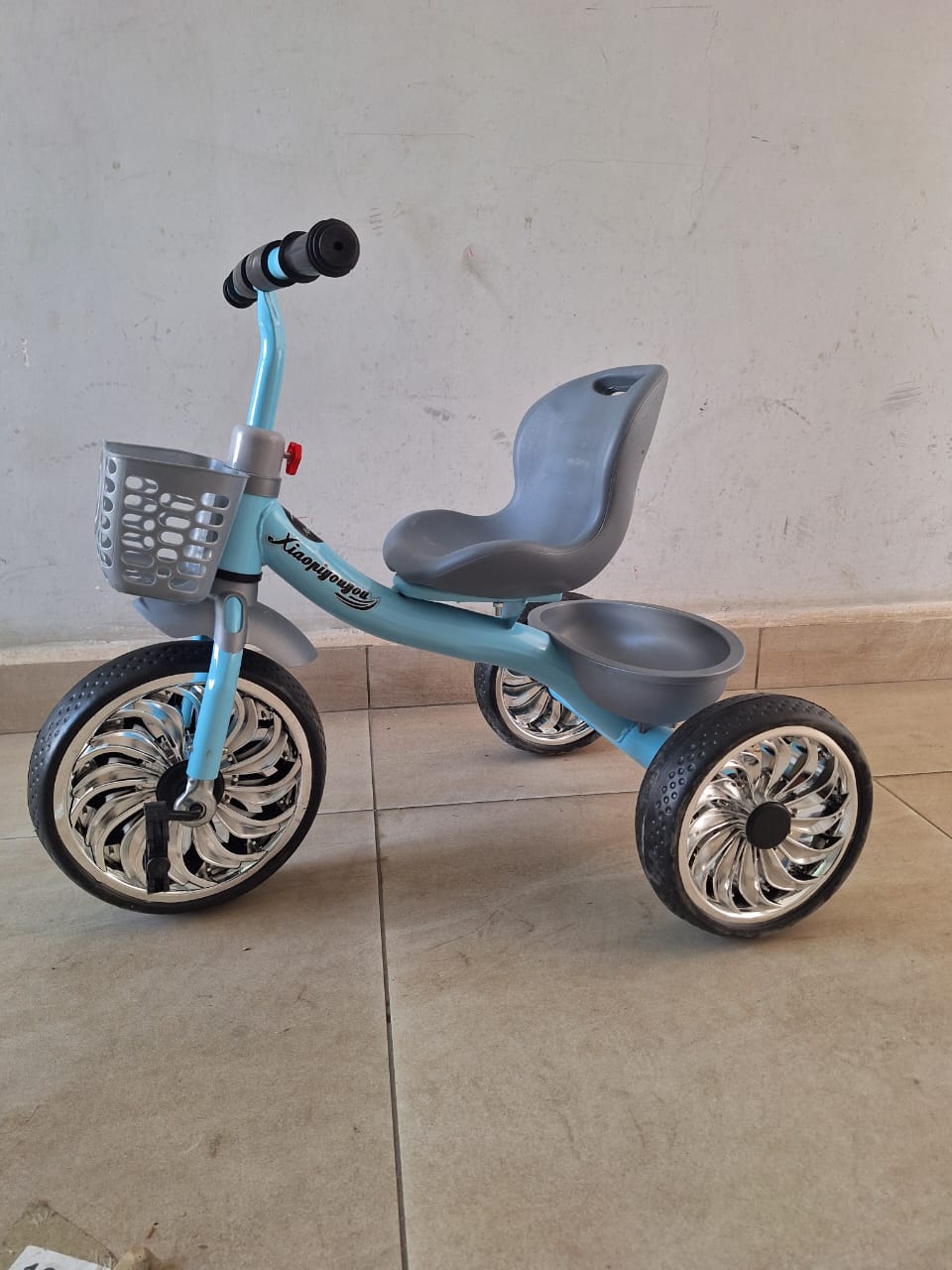 Durable Kids' Tricycle with Ergonomic Seat – Fun Outdoor Ride-On with Chrome-Style Wheels