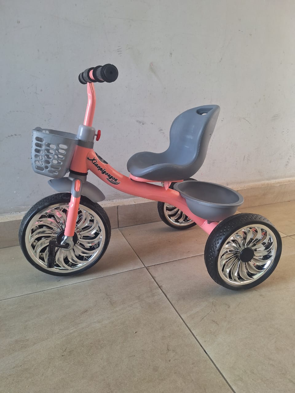 Durable Kids' Tricycle with Ergonomic Seat – Fun Outdoor Ride-On with Chrome-Style Wheels
