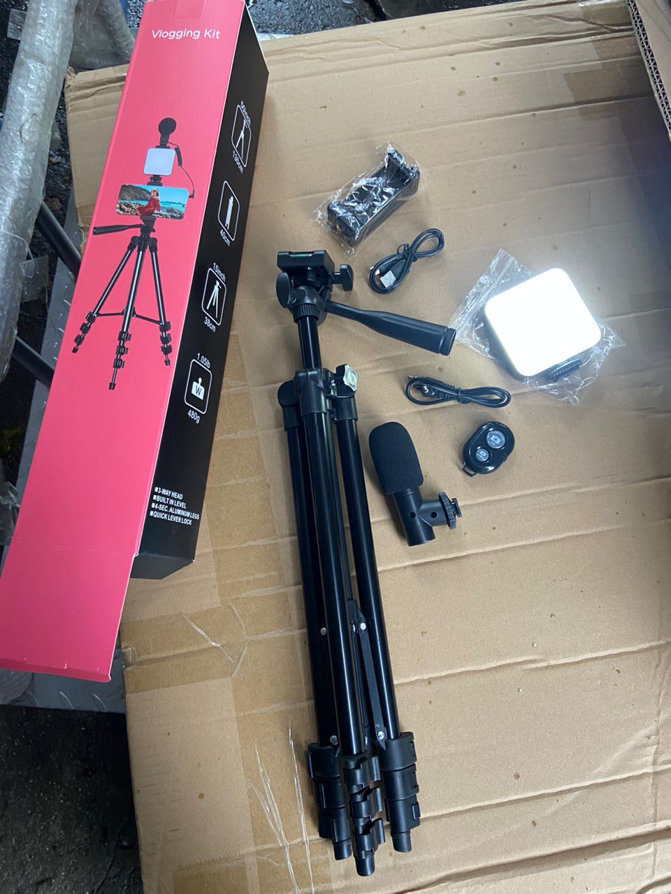 ✅Vlogging kit KIT-05LM with tripod Stand
✅Consist of▪️Tripod stand 
▪️cold shoe phone clamp 
▪️microphone 
▪️LED video light 
▪️Remote control
✅Height adjustment tripod - can be adjusted to 35-85cms