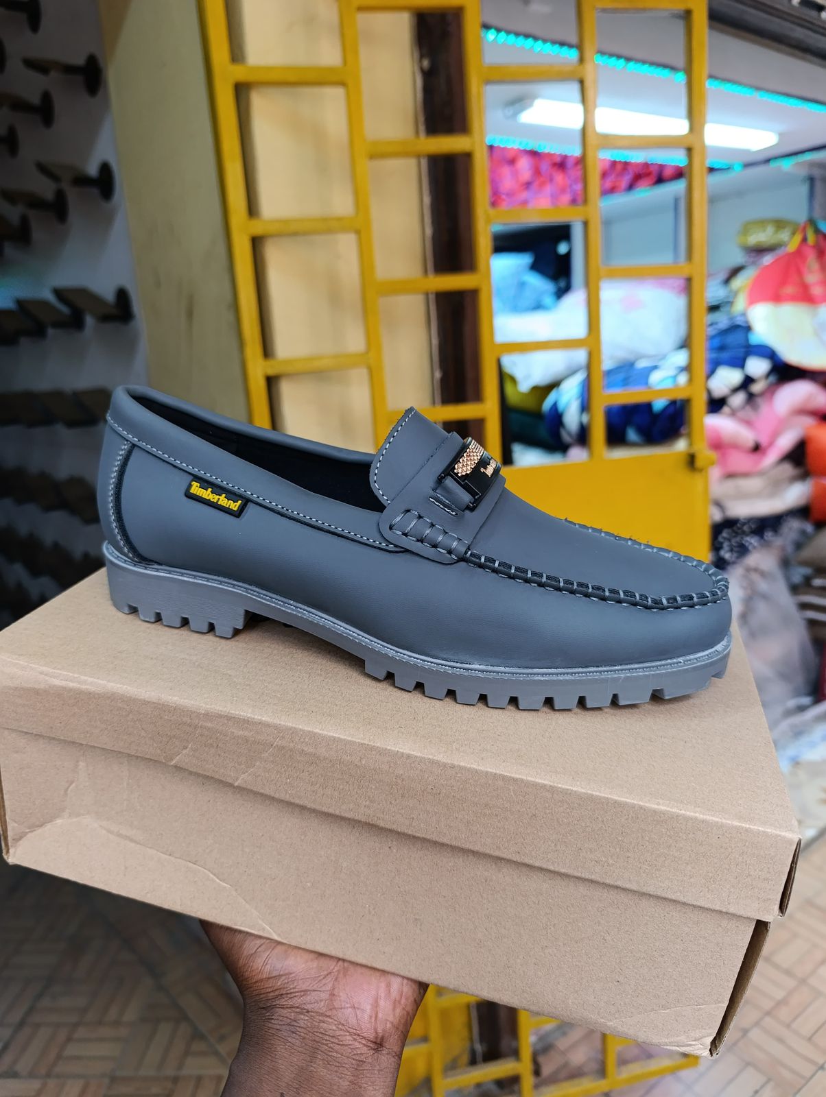 Premium Timberland Men’s Suede Loafers with Gold Buckle – Elegant, Comfortable & Stylish 👞✨
Upgrade your wardrobe with these luxurious men’s suede loafers designed for comfort class and durability.