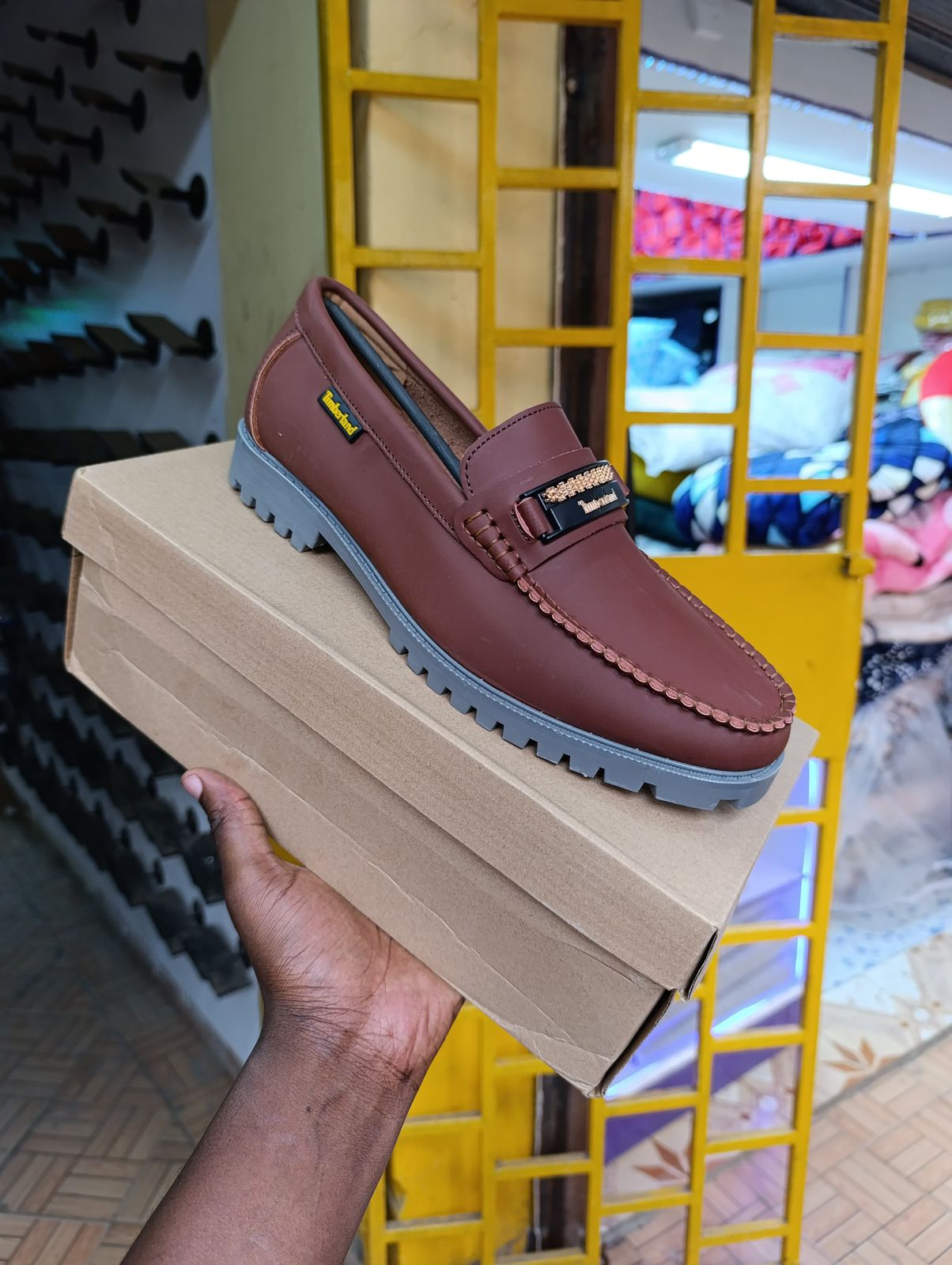 Premium Timberland Men’s Suede Loafers with Gold Buckle – Elegant, Comfortable & Stylish 👞✨
Upgrade your wardrobe with these luxurious men’s suede loafers designed for comfort class and durability.