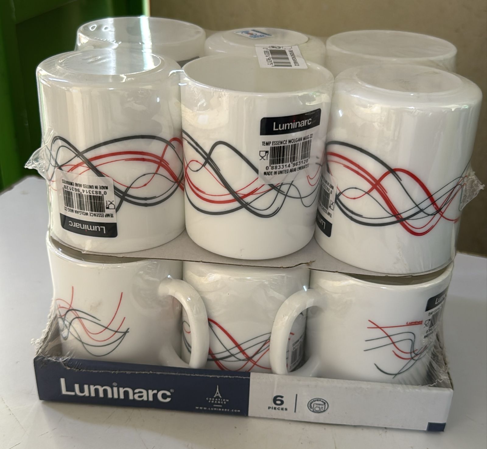 Luminarc 6-Piece Mug Set – Elegant Design
Enjoy your tea, coffee, or hot chocolate in style with this Luminarc 6-piece mug set. Designed with a modern red and black wave pattern, these mugs add a tou