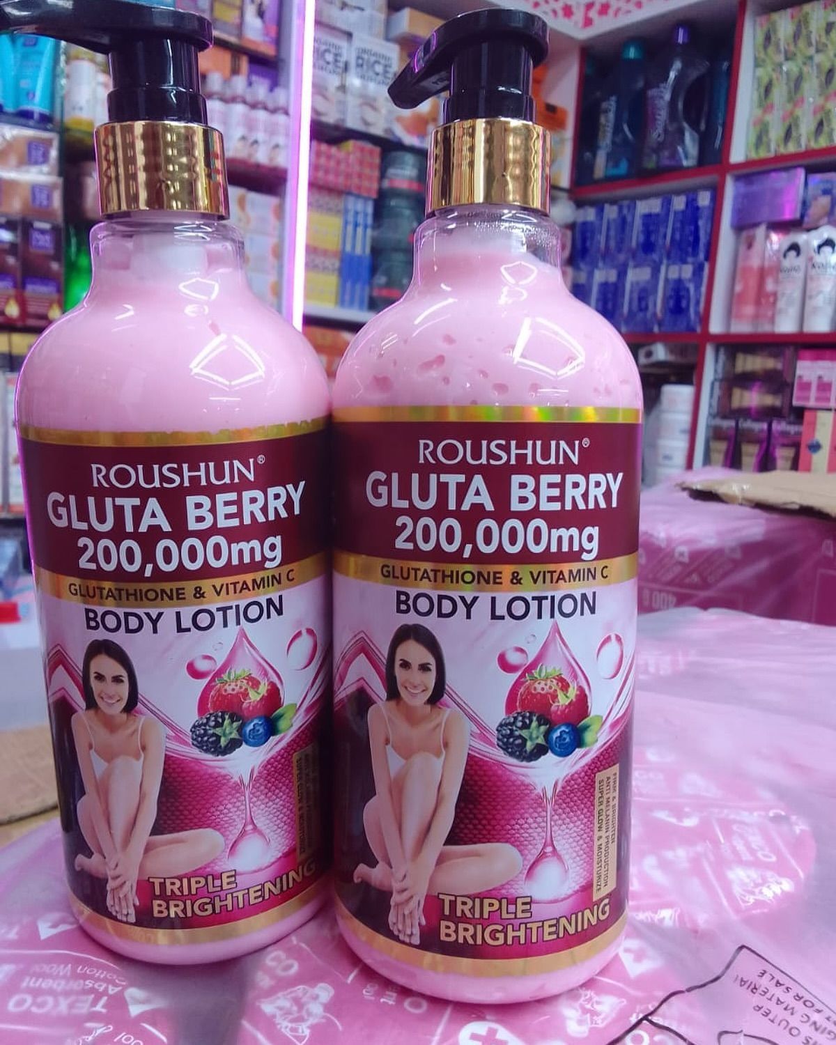 ROUSHUN Gluta Berry Scrub Shower Gel 1000ml Clean Skin Moisten Water Replenishing Long Lasting Fragrance Whitening Bubble Exfoliator Firms, Brightens, Moisturizes, Fade Dark Spots, Lightens 500ml