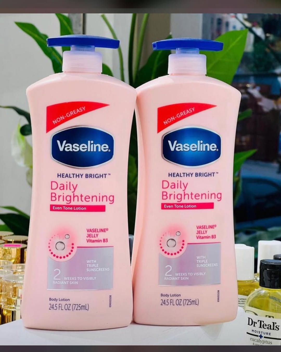 Vaseline Daily Brightening Body Lotion 600 ml – Fast-Absorbing Hydration with Vitamin B3, Triple Sunscreen & Vaseline Jelly – Evens Tone, Restores Radiance & Repairs Dry Skin