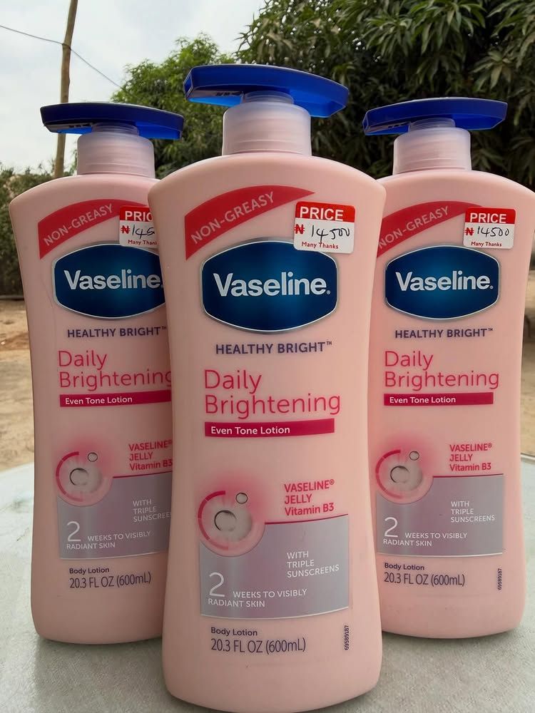 Vaseline Daily Brightening Healthy Bright Body Lotion 725ml – Deep Moisturizing Cream for Dry Skin, Enriched with Pure Cocoa Butter & Vaseline Jelly, Non-Greasy, Fast Absorbing, 48H Hydration