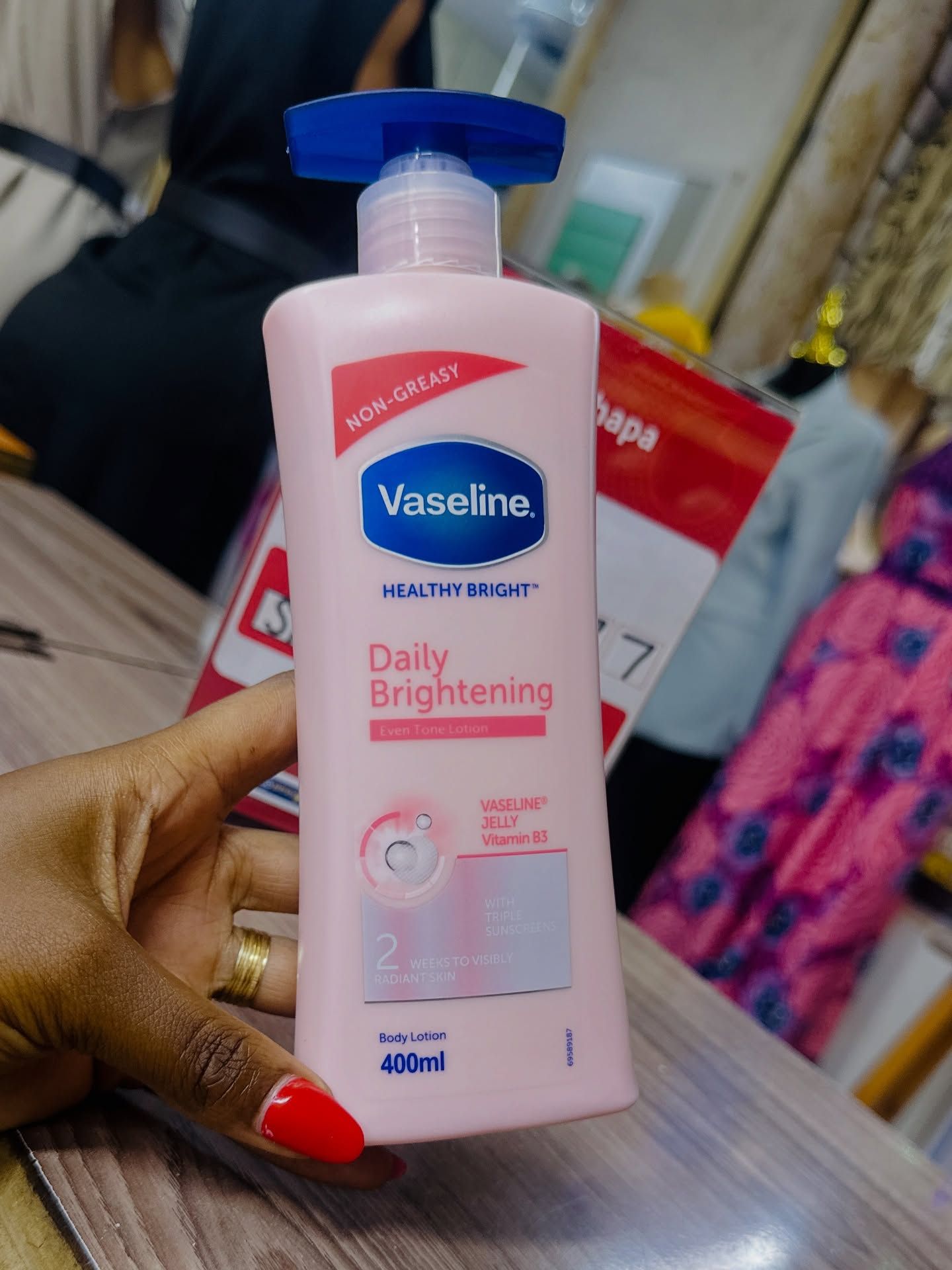 Vaseline Daily Brightening Healthy Bright Body Lotion 725ml – Deep Moisturizing Cream for Dry Skin, Enriched with Pure Cocoa Butter & Vaseline Jelly, Non-Greasy, Fast Absorbing, 48H Hydration
