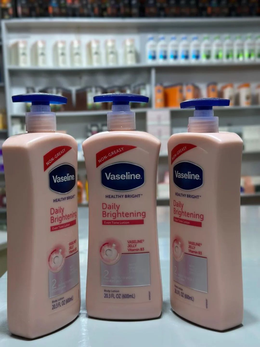 Vaseline Daily Brightening Healthy Bright Body Lotion 725ml – Deep Moisturizing Cream for Dry Skin, Enriched with Pure Cocoa Butter & Vaseline Jelly, Non-Greasy, Fast Absorbing, 48H Hydration