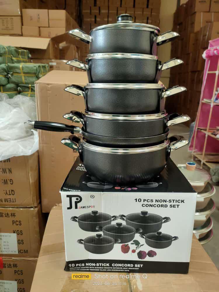 James Pot Black Cookware Set Compatible with gas, electric, ceramic stoves and induction cooktops, this versatile cookware is ideal for families or anyone who enjoys home-cooked meals. Elegant black f