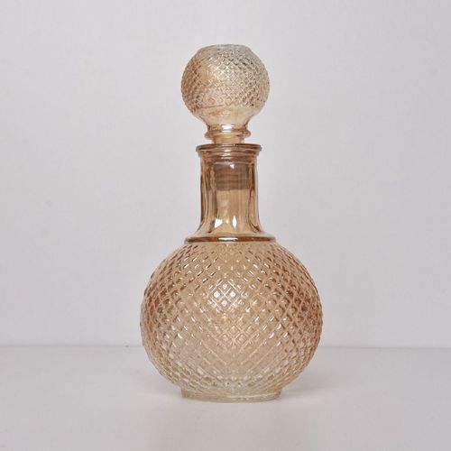 Decanter round gold Make your occasion look fancy with this round shaped golden botlle with a round top.Can be used at home, at bars and in any occassion.