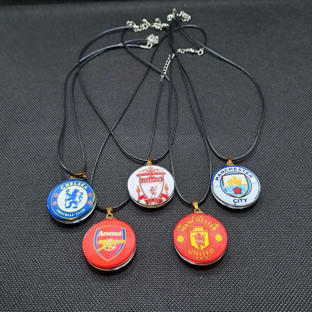 Premier League Team Logo Necklace Football Club Pendant with Leather Strap Arsenal Chelsea Liverpool Manchester United Man U City Soccer EPL Gift Men Boyfriend Souvenir