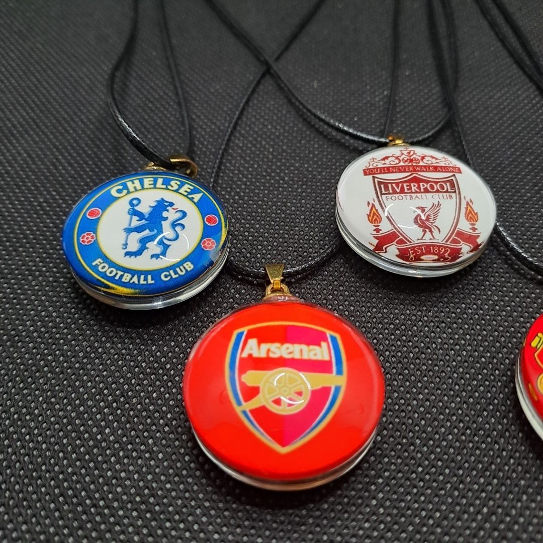 Premier League Team Logo Necklace Football Club Pendant with Leather Strap Arsenal Chelsea Liverpool Manchester United Man U City Soccer EPL Gift Men Boyfriend Souvenir