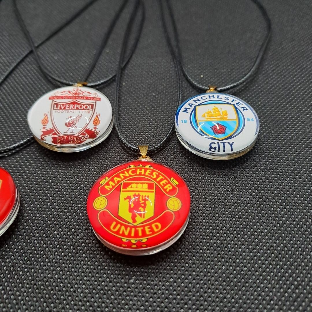 Premier League Team Logo Necklace Football Club Pendant with Leather Strap Arsenal Chelsea Liverpool Manchester United Man U City Soccer EPL Gift Men Boyfriend Souvenir