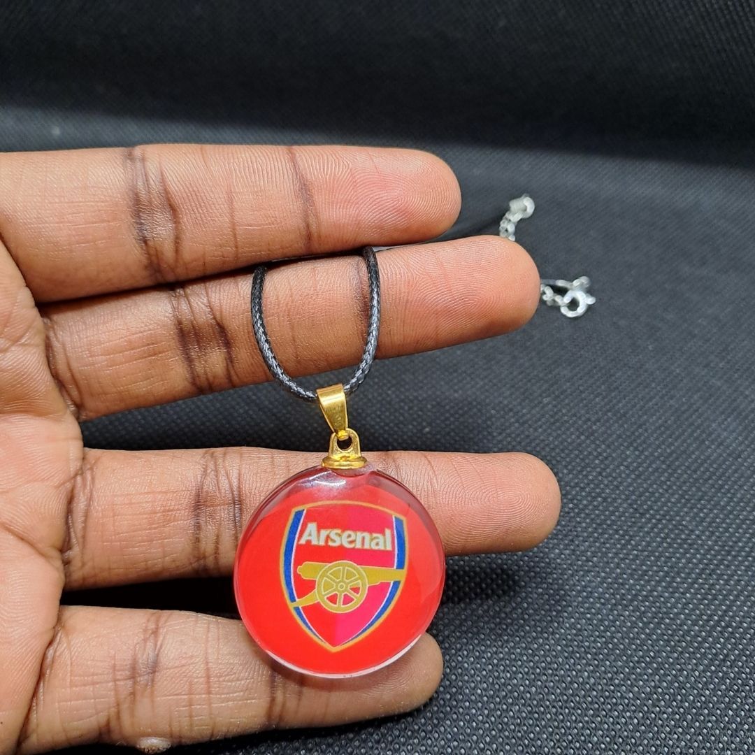 Premier League Team Logo Necklace Football Club Pendant with Leather Strap Arsenal Chelsea Liverpool Manchester United Man U City Soccer EPL Gift Men Boyfriend Souvenir