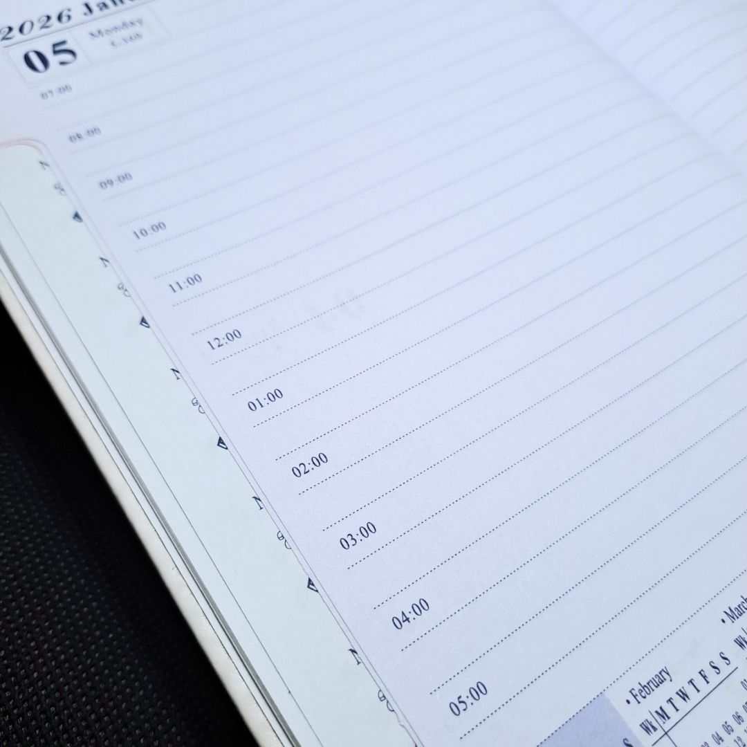 Premium 2026 Diary A5 Daily Planner White PU Leather Hard Cover Executive Journal with Pocket Pouch New Year Classic Design Official Christmas Boxing Day Valentines Birthday 365 Calendar Office