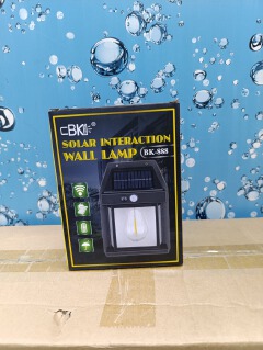 Solar Interaction Wall Lamp – Single Bulb 💡🌞
Smart lighting meets solar power! This sleek wall lamp features a single bright LED bulb with motion-sensing technology that lights up when you need it m