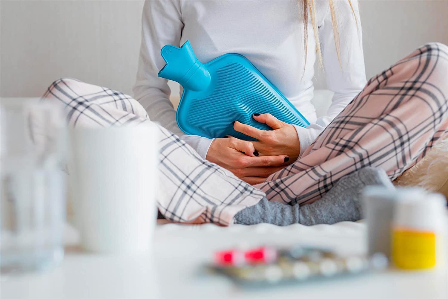 2L Hot Water Bottles, Natural Rubber -BPA Free- Durable Hot Water Bag for Hot Compress and Heat Therapy, Pain Relief Heating Pad