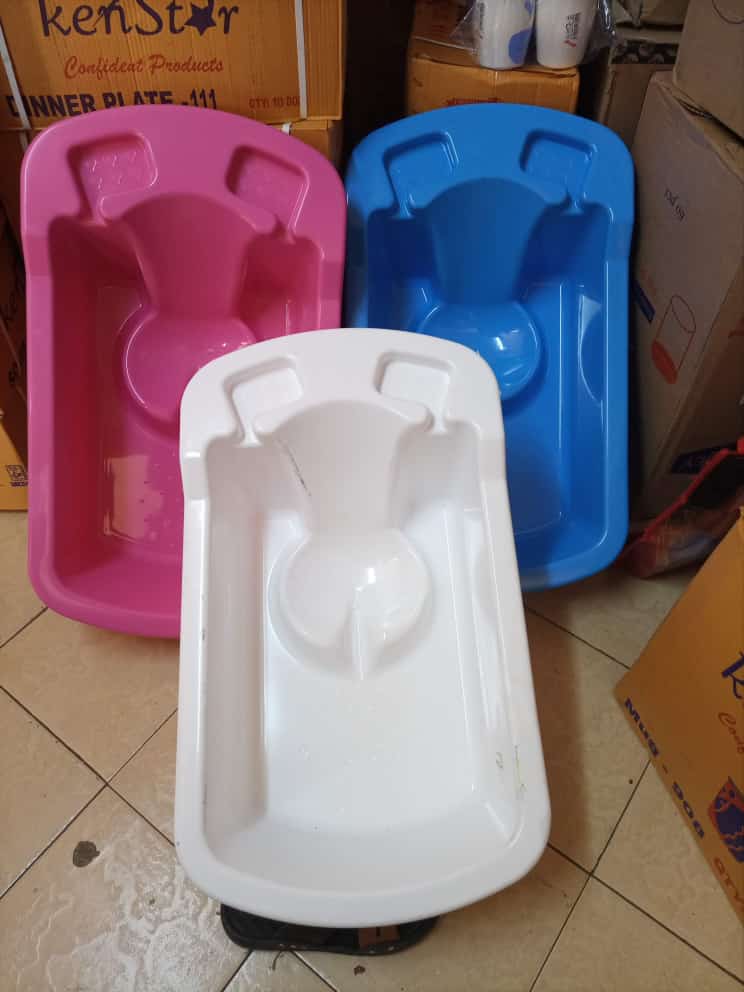 Kenpoly Large Baby Bath Basina super large bath basin enough room for baby to play with water has a comfortable back rest for baby very light,easy to store