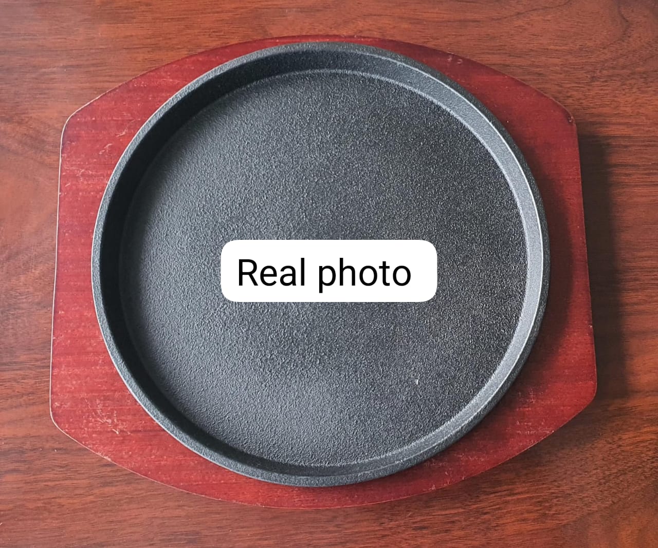 Cast iron hot sizzling plate on wooden tray - available in round and oval shape