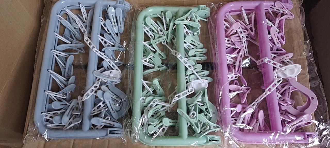 Portable 32 Clips cloths socks,underwear, handkerchief hangerThe 32 peg multifunctional dryer airer can be folded for easy storage.
Can be hanged on a shower curtain rod, clothesline or garment rack
F
