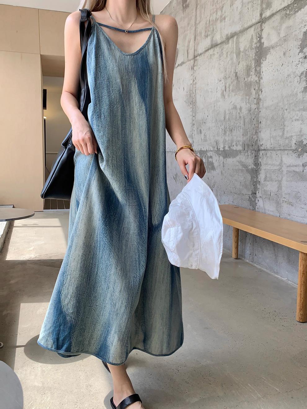 Summer new halo dyed denim camisole dress for women, summer design sense niche long skirt, temperament slim straight tube long skirt, grand and versatile, loose and trendy