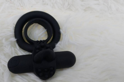 Vibrating Penis Ring with Tongue, Male Cock Ring & Clitoral G-Spot Bullet Vibrator Clitoris Stimulators Powerful Sex Toys for Couple Prolong Sexual Pleasure Rechargeable (Black)