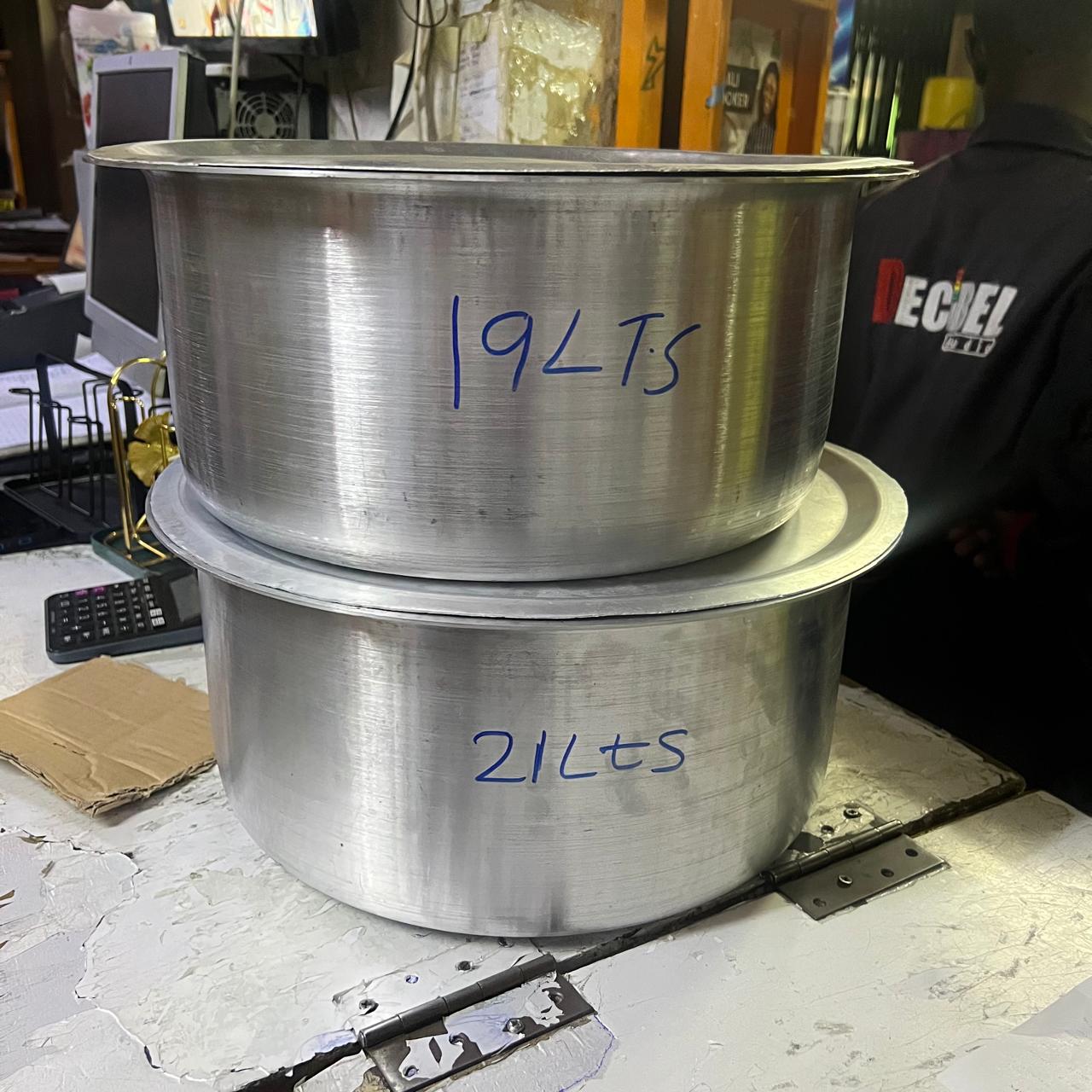19 ltr sufuria with lid heavy dutyStainless aluminium offers  cooking performance. 
Tight-fitting covers seal in moisture and nutrients.
Ideal for open charcoal jiko or firewood cooking.
Durable and e