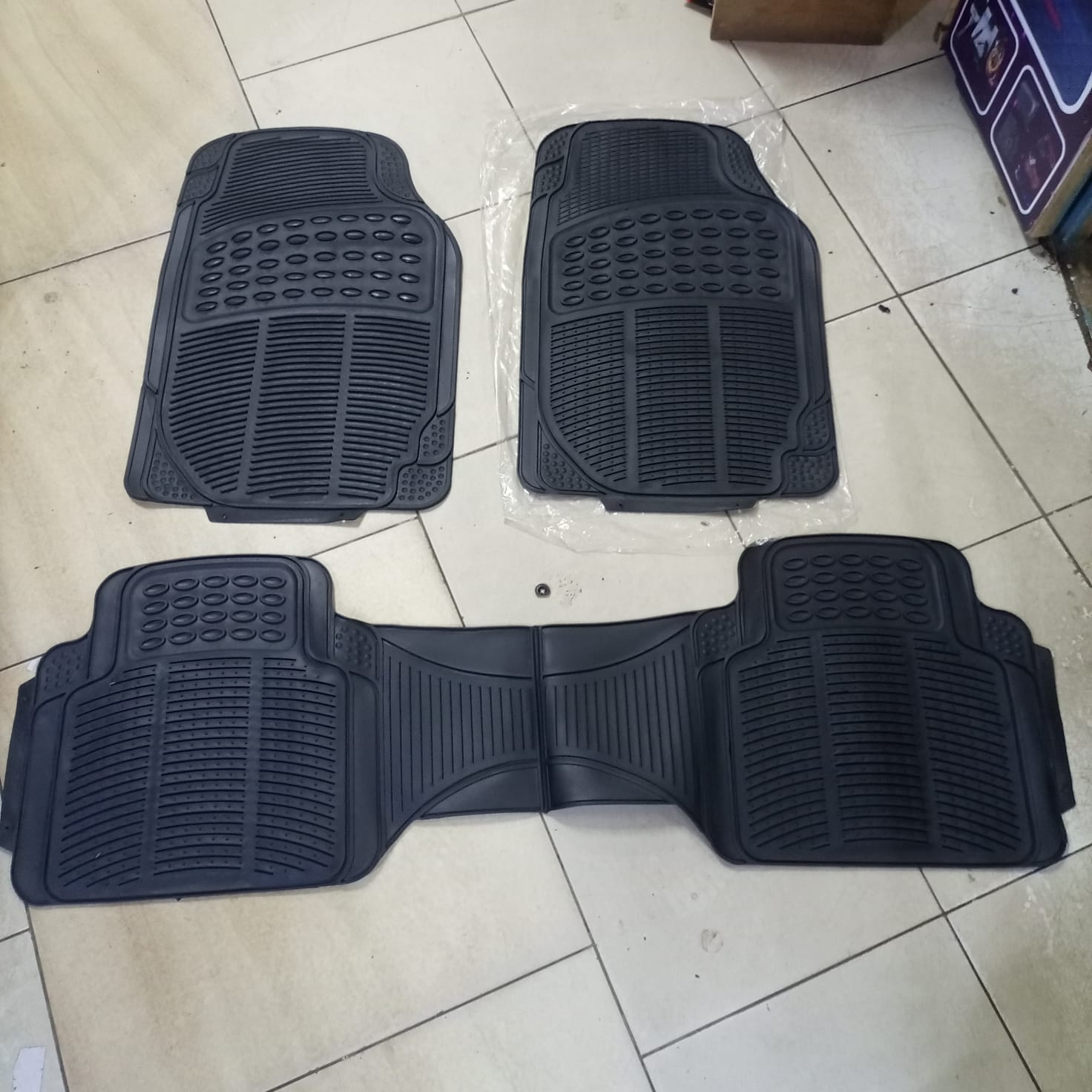 Universal 3pc Conjoined 5 seater Rubber Floor Mats, heavy-duty, durable, all-weather, easy-to-maintain Car floor mats. Suitable for Vitz, Axela, Fielder, Axio, Demio, x-trail & other hatchbacks