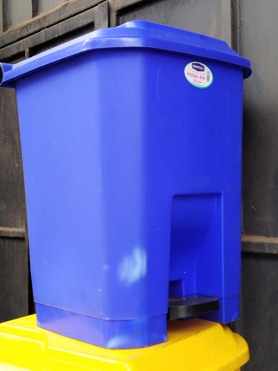 30L kenpoly plastic pedal binIdeal for home, kitchen, hospitals, shops offices, beauty parlour, saloon, restaurants, washroom, toilets
This is the most convenient method of garbage disposal to maintai