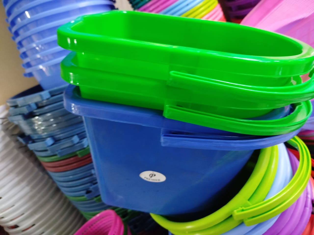 Mop bucket 12litreseasy to use mop bucket
Lid can be easily removed and put back
easy to store and clean
kindly note it does not come with a mop