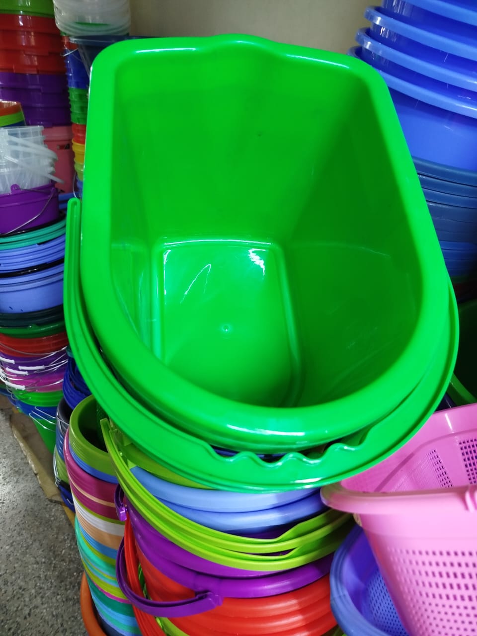 Mop bucket 12litreseasy to use mop bucket
Lid can be easily removed and put back
easy to store and clean
kindly note it does not come with a mop