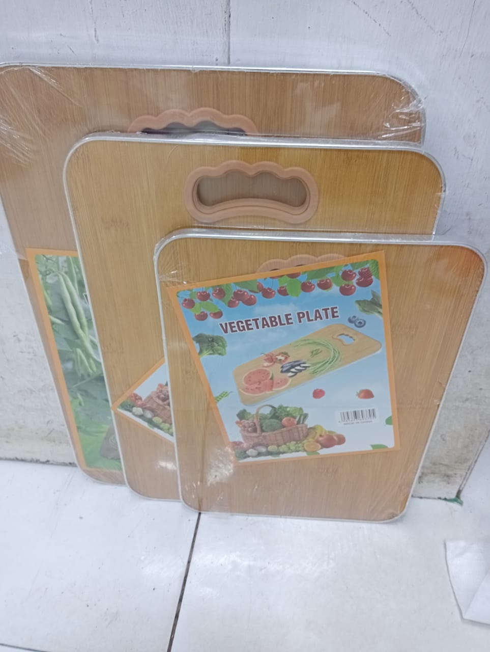 Executive bamboo chopping board With a silver lining on sideperfect for slicing meats, fruits and vegetables
Designed with a convenient handle, it allows for easy storage
Bacterial resistant
Nonporous