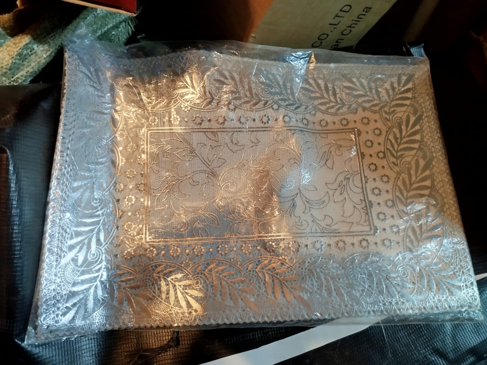 Elegant table mats set of 6 Variations, silver and goldused to protect the surface of a table, against heat, water and moisture. They can be used both in homes and restaurants. As tablemats are primar