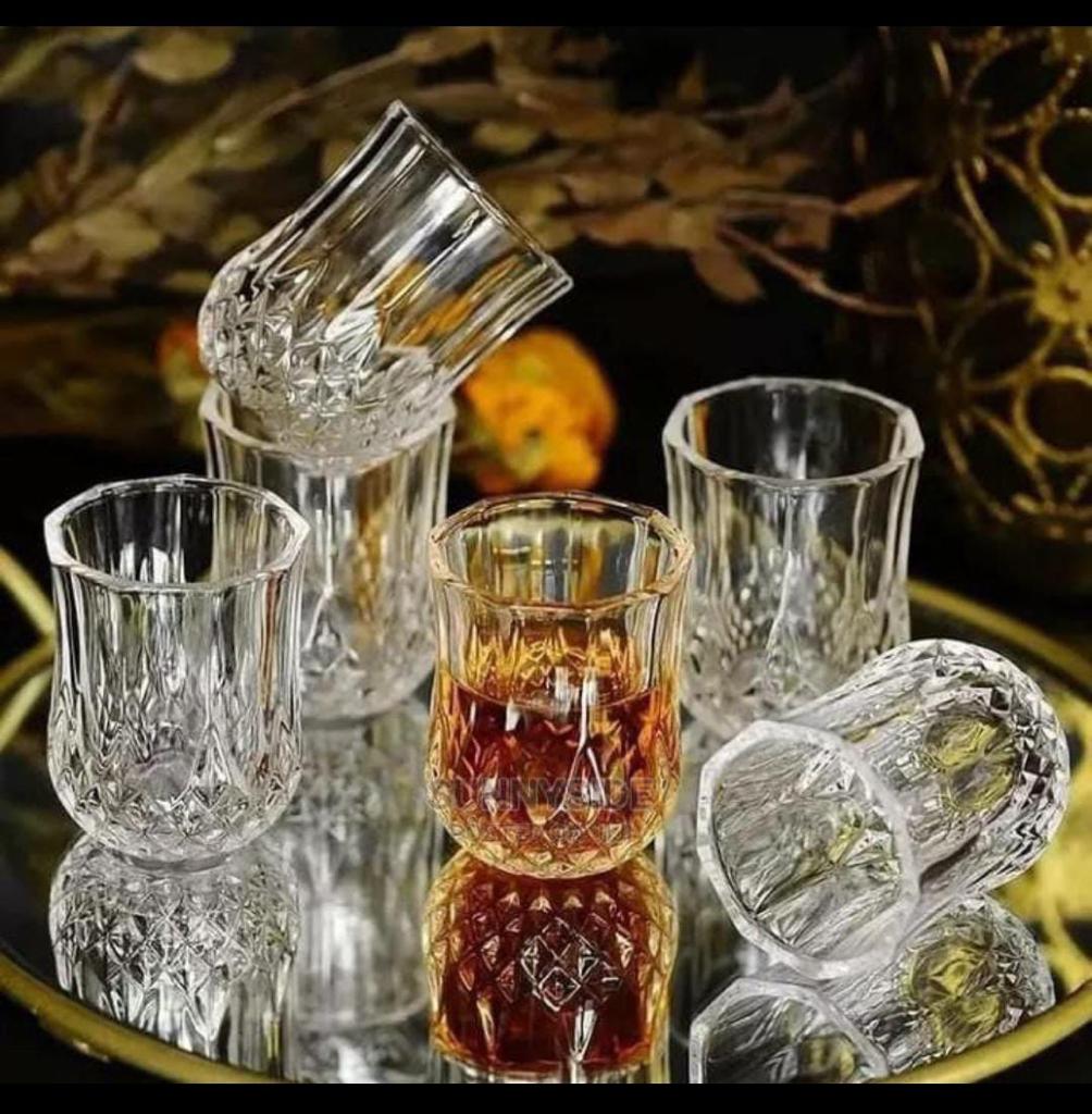 Short diaamond glass🌺🌺
Holds hot water🔥🌹Welcome your guests with fresh lime juice, water. cold drink served in this glass set. This glass set of six can be used for drinking water, mock tails, sh