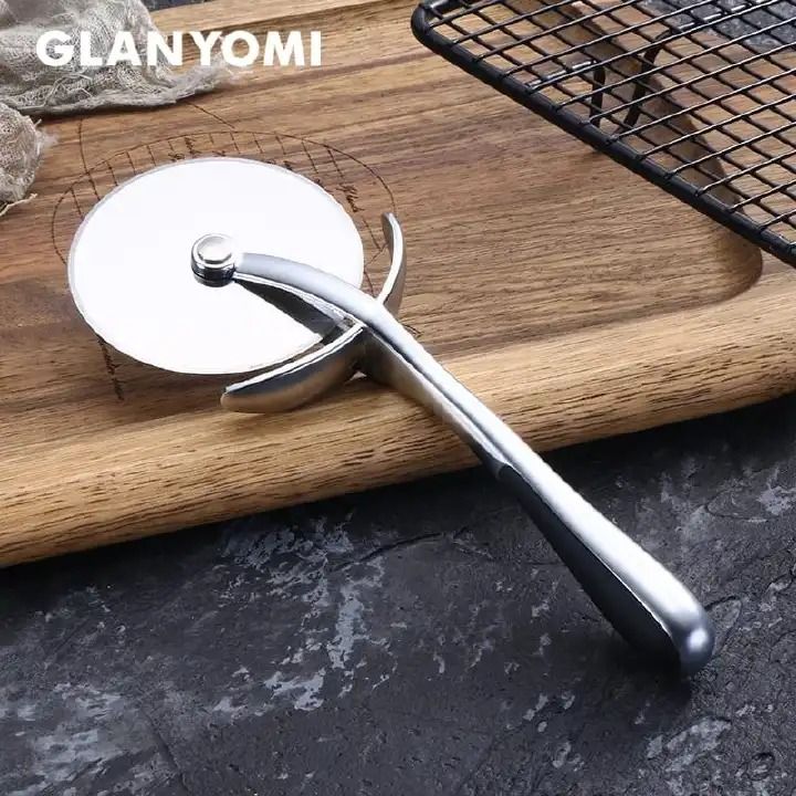 Round Non-stick Pizza Pan  Plus Free Pizza Cutter