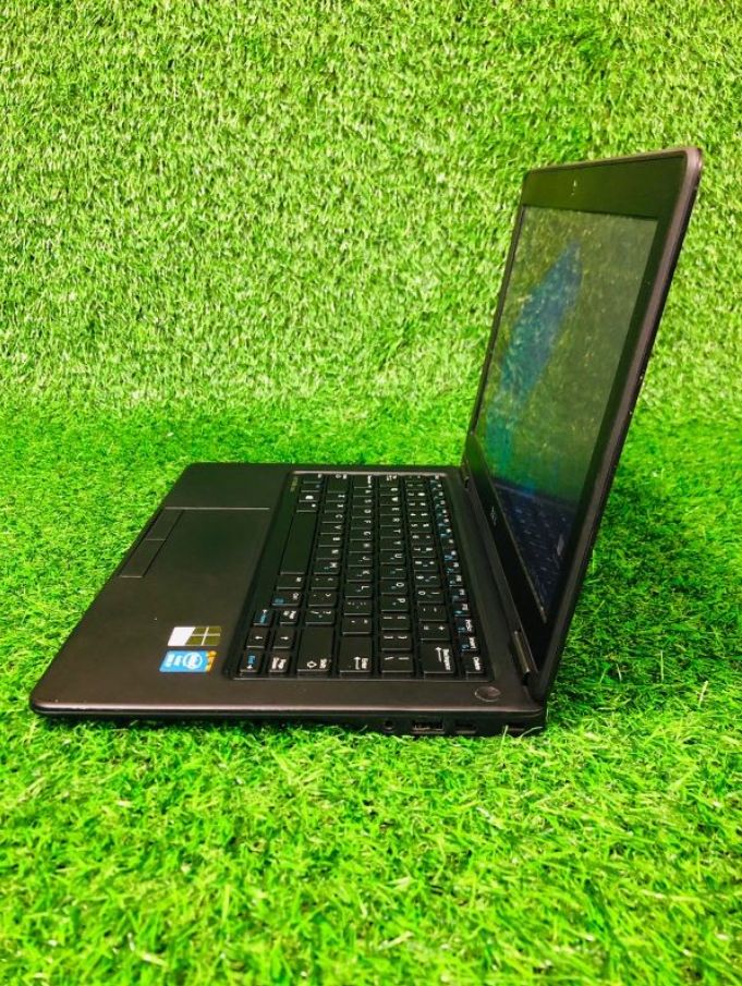 “Dell Latitude E7250 Refurbished 12.5-Inch Business Ultrabook Laptop – Intel Core i5 5th Gen Processor, 8GB DDR3 RAM, 256GB High-Speed SSD, Windows 10 Pro, Slim & Lightweight Professional Notebook