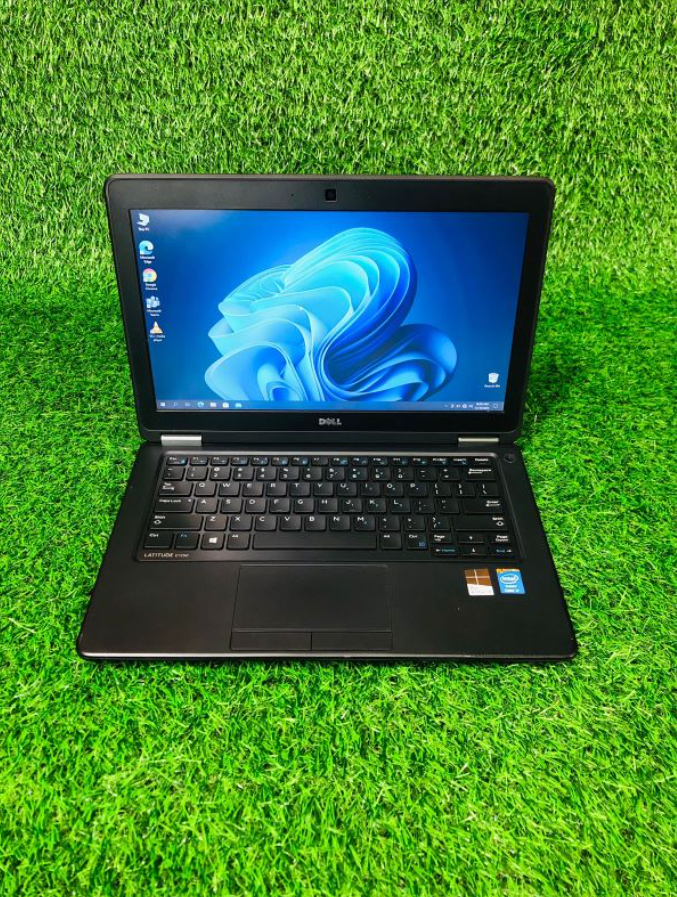 “Dell Latitude E7250 Refurbished 12.5-Inch Business Ultrabook Laptop – Intel Core i5 5th Gen Processor, 8GB DDR3 RAM, 256GB High-Speed SSD, Windows 10 Pro, Slim & Lightweight Professional Notebook