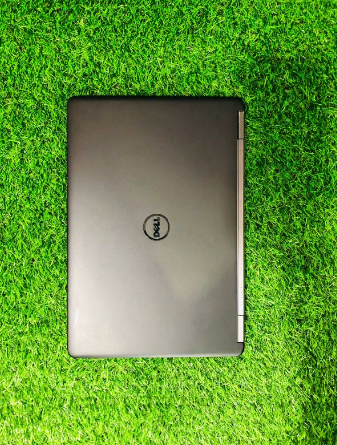 “Dell Latitude E7250 Refurbished 12.5-Inch Business Ultrabook Laptop – Intel Core i5 5th Gen Processor, 8GB DDR3 RAM, 256GB High-Speed SSD, Windows 10 Pro, Slim & Lightweight Professional Notebook