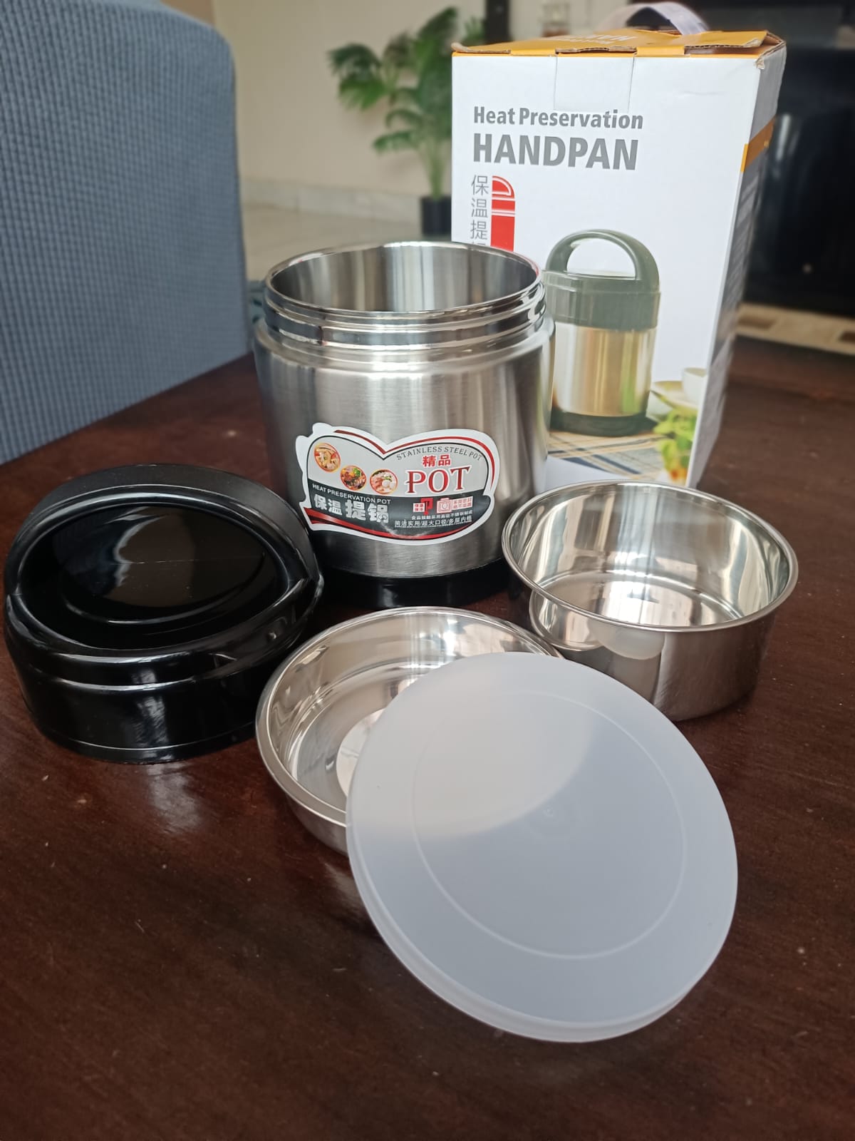 FOOD FLASK. Quality Stainless steel Food Fask.Keeps food hot and cold.Comes with partition tins that separate stew and from dry food.Capacity 1400 ml
